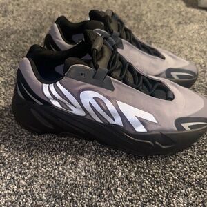 Yeezy 700 Mens Sneakers